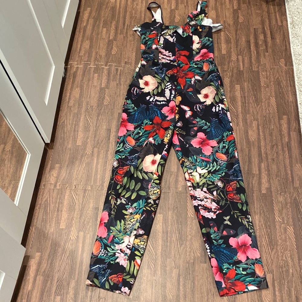 H&M Floral corset style jumpsuit.sz 8 Features side pockets and back zipper